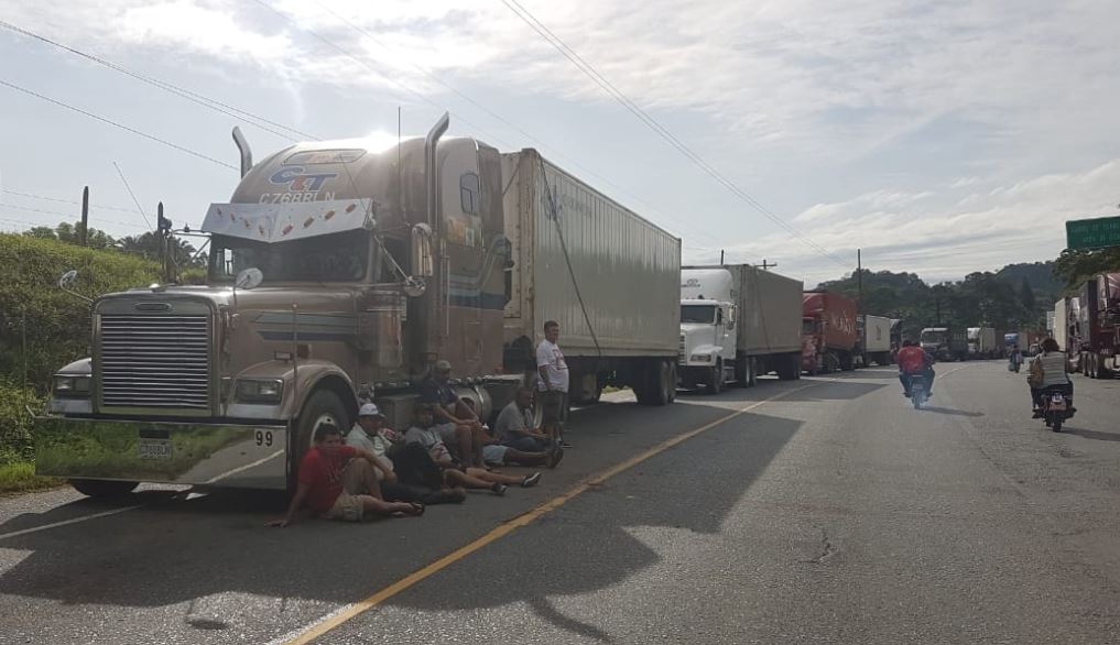Taxistas bloquean el ingreso a Puerto Barrios, Izabal, por su inconformidad ante la falta de reparación y ampliación de carreteras. (Foto Prensa Libre: Dony Stewart)