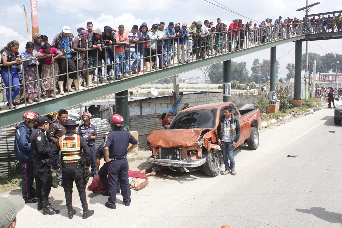 Autoridades observan el lugar del accidente ante los ojos de decenas de curiosos. (Foto Prensa Libre: Víctor Chamalé)