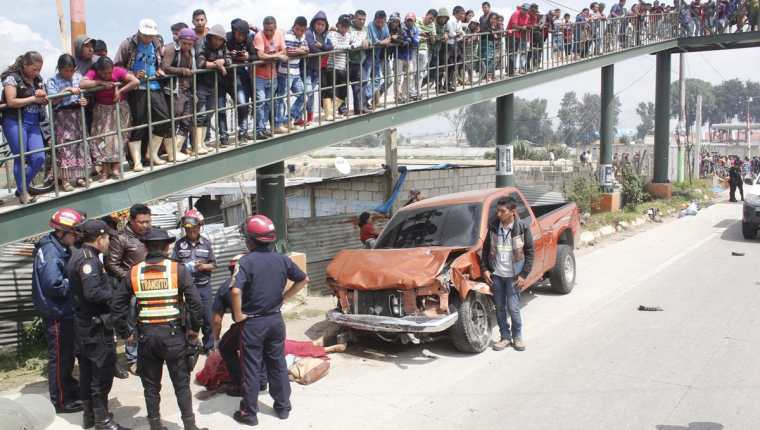 Autoridades observan el lugar del accidente ante los ojos de decenas de curiosos. (Foto Prensa Libre: Víctor Chamalé)