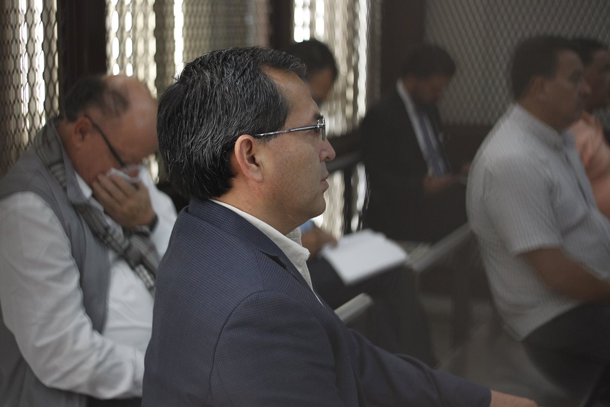 El exministro de Agricultura, Élmer López Rodríguez, escucha las grabaciones telefónicas del caso. (Foto Prensa Libre: Paulo Raquec)