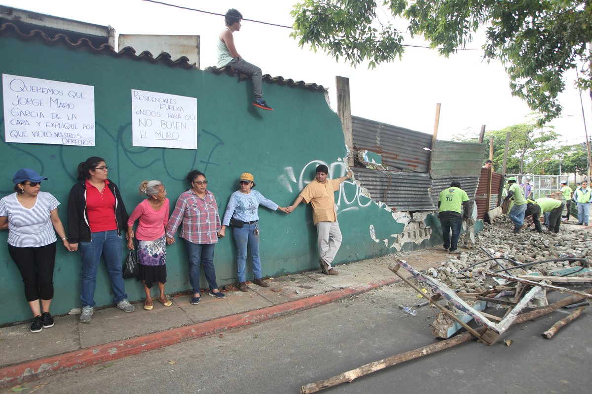 Vecinos de la colonia Eureka se oponen a que la municipalidad derribe el muro perimetral. (Foto Prensa Libre: Érick Ávila)