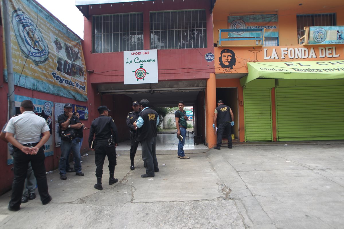 MP y PNC allanan un negocio en Bulevar San Cristóbal, Mixco. (Foto: Erick Avila)
