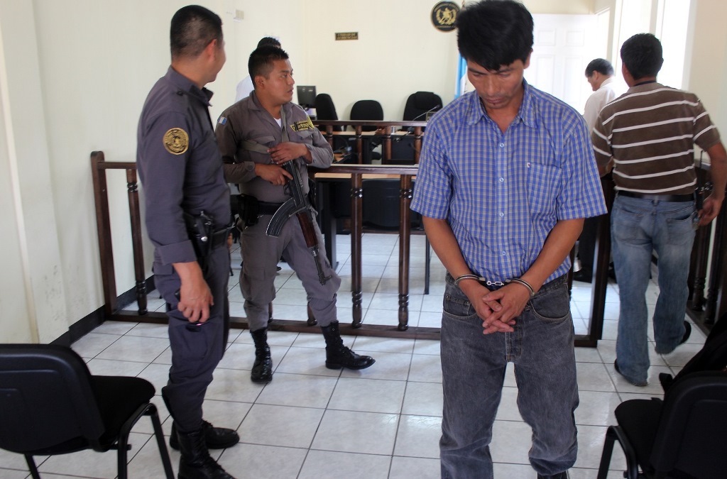Guardias del Sistema Penitenciario trasladan a condenado a 16 años de cárcel inconmutables por homicidio, en Quiché. (Foto Prensa Libre: Óscar Figueroa)