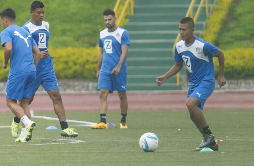 Richard Francisco Rodríguez conduce el balón en el trabajo de Comunicaciones. (Foto Prensa Libre: Norvin Mendoza).