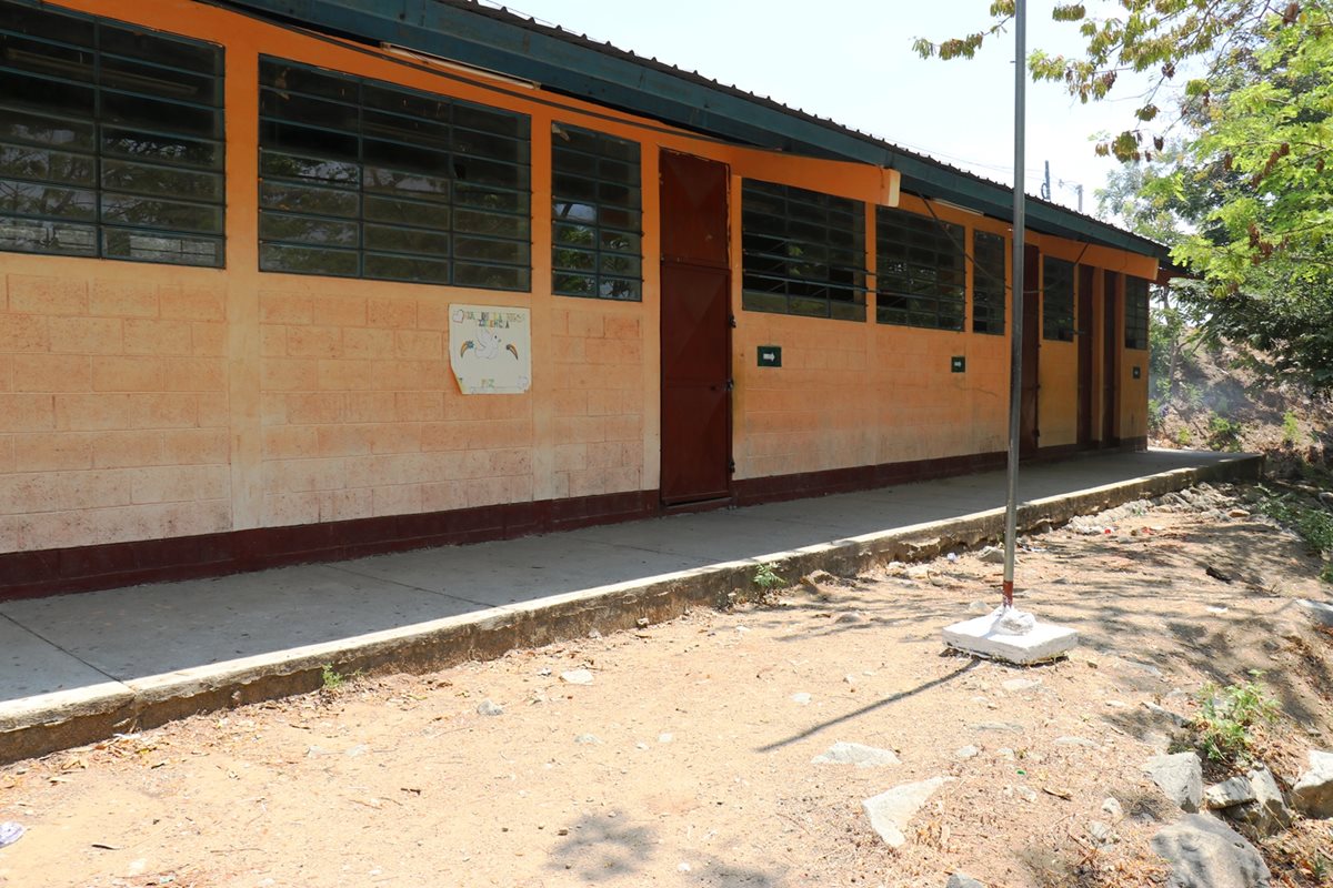 Desconocidos ingresaron a la telesecundaria de Shororaguá, Chiquimula, para robar equipo de cómputo. (Foto Prensa Libre: Mario Morales)