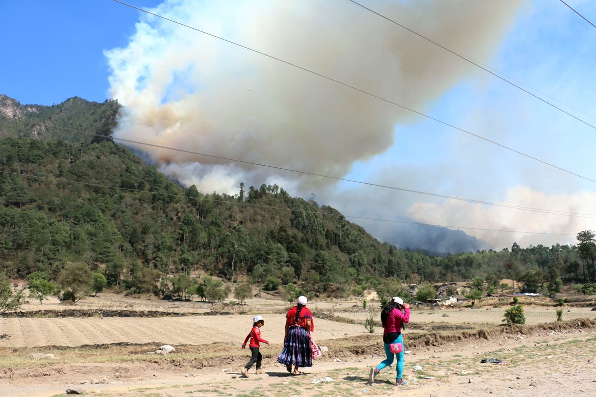 Vista del incendio que amenaza con extenderse a zona residencial en área rural de Xelajú. (Foto Prensa Libre: Carlos Ventura)