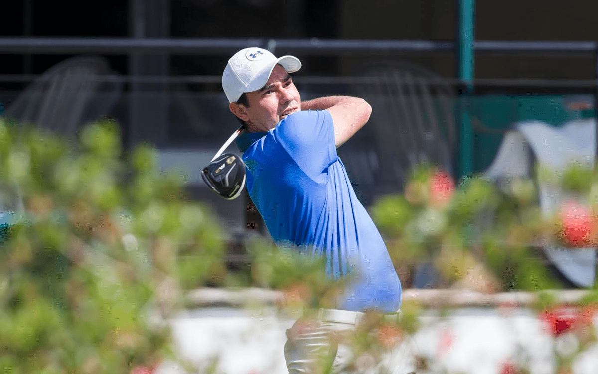 El guatemalteco Sebastián Barnoya encabeza el torneo internacional de golf. (Foto Prensa Libre: Norvin Mendoza)
