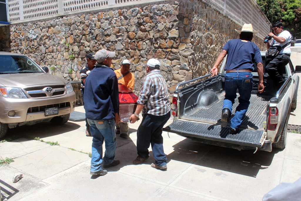 Empleados de una funeraria trasladan el cadáver de Jorge Pérez Nájera, en Jalapa. (Foto Prensa Libre: Hugo Oliva).
