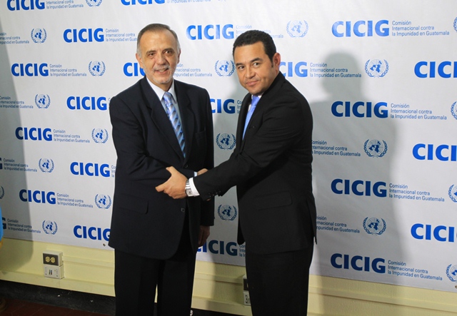 El comisionado de la Cicig, Iván Velásquez, saluda al presidente Jimmy Morales. (Foto Prensa Libre: Hemeroteca PL)