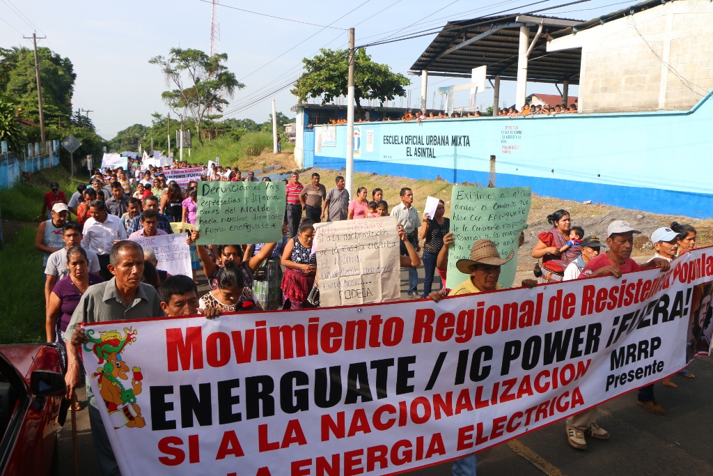 Manifestantes pasan por una de las calles de El Asintal, Retalhuleu. (Foto Prensa Libre: Rolando Miranda).