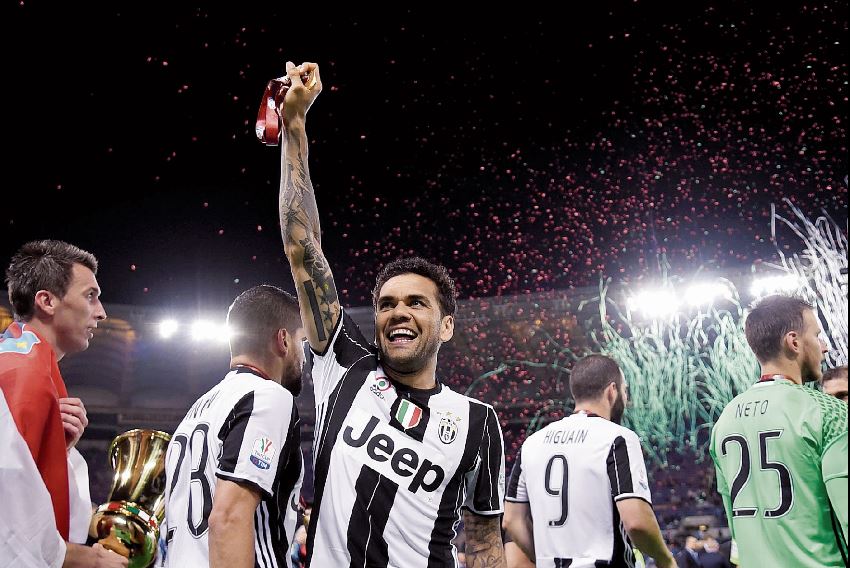 Dani Alves esta a un paso de conseguir nuevamente un triplete. (Foto Prensa Libre: AFP)