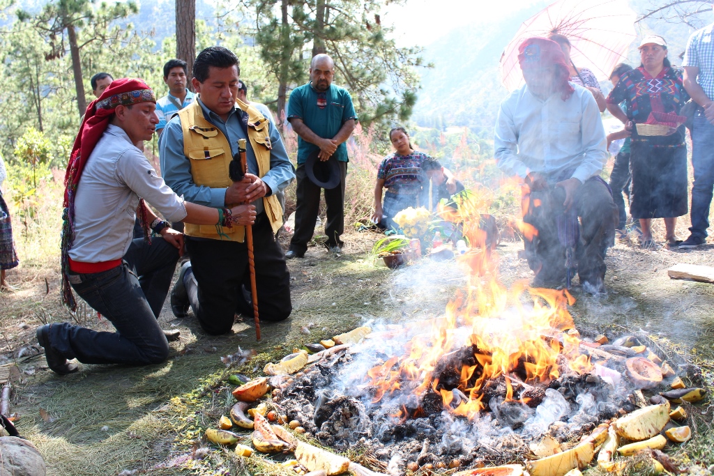 Guías espirituales participan en ceremonia en el cerro Chicoroy. (Foto Prensa Libre: José Rosales).