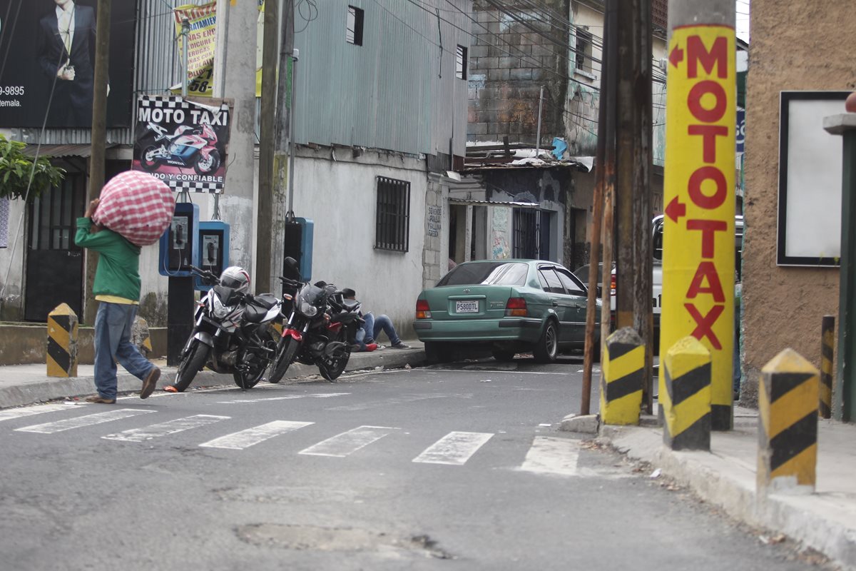 Amílcar Montejo, vocero de la PMT, califica de “especial” el caso de los mototaxistas situados cerca de la Avenida Elena, pues suelen ir contra la vía. Foto Prensa Libre: Álvaro Interiano.