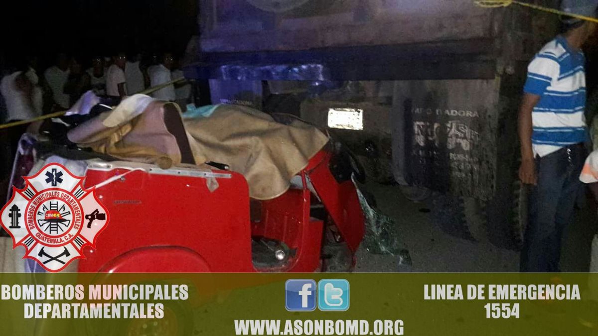 Vehículo accidentado en la ruta entre Pajapita y Nuevo Progreso, San Marcos. (Foto Prensa Libre: CBMD)