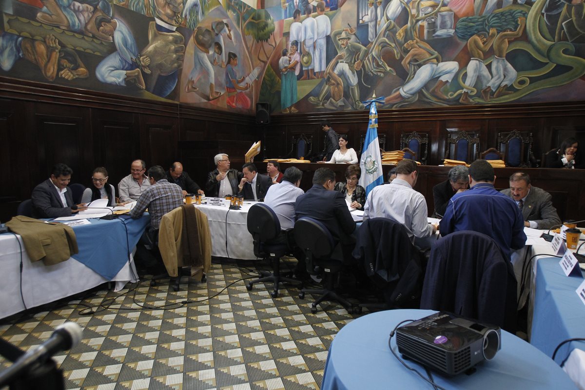 Postuladora del Congreso revisa los expediente de aspirantes a la CC. (Foto Prensa Libre: Paulo Raquec)