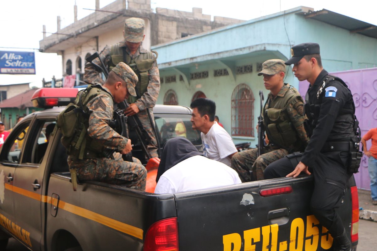 Dos hombres fueron detenidos por portación ilegal de arma de fuego. (Foto Prensa Libre: Rolando Miranda)