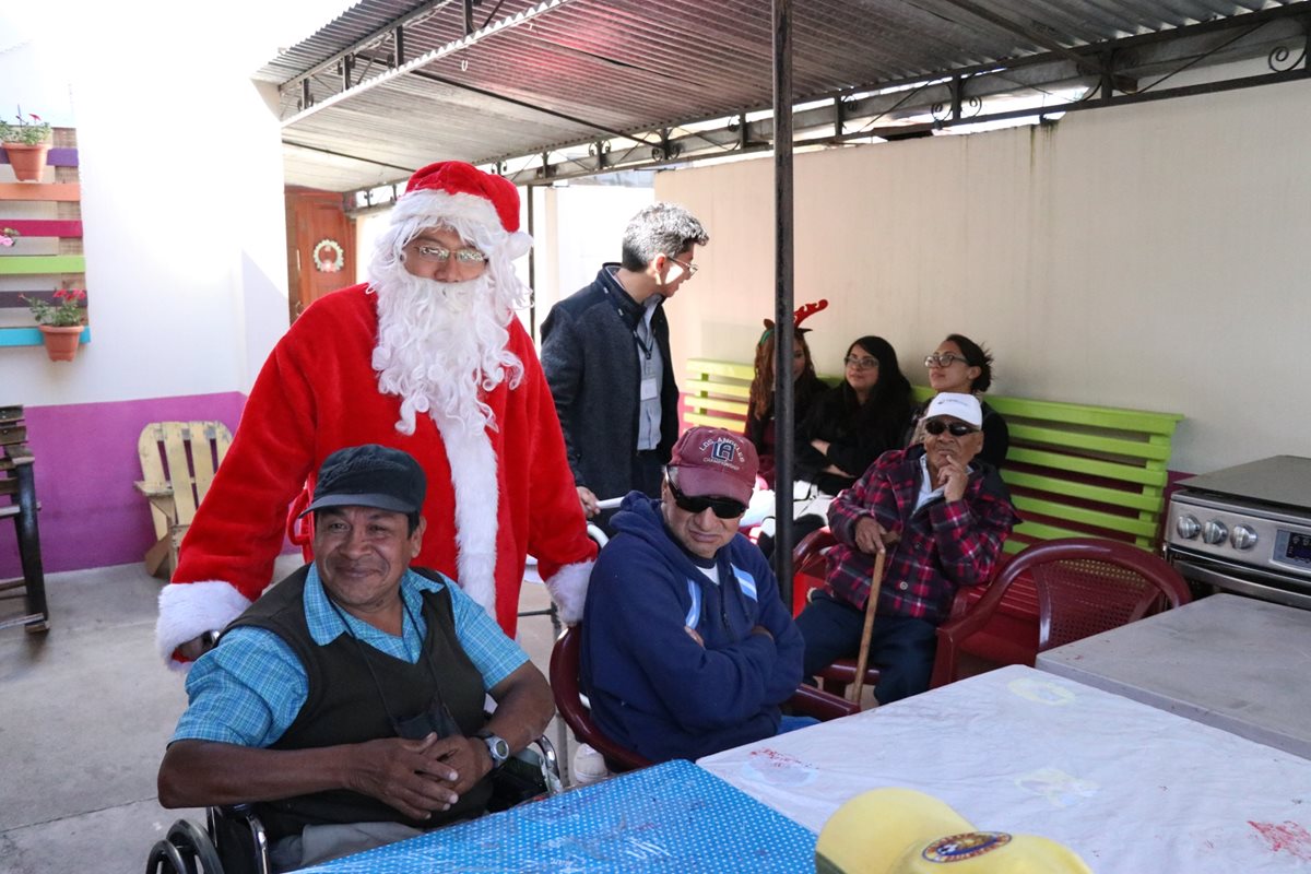 Residentes del asilo comparten con Santa Claus para expresarle sus anhelos de Navidad. (Foto Prensa Libre: María José Longo)