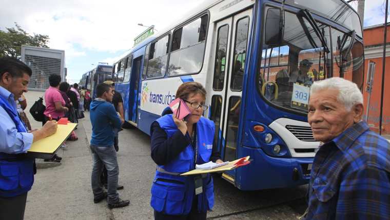 El Transurbano ha limitado el servicio a los adultos mayores. (Foto Prensa Libre: Hemeroteca PL)