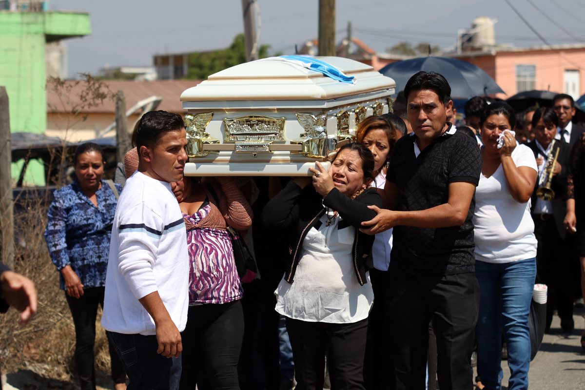 Familiares cargan el féretro de Lester Mateo, el joven migrante que fue asesinado en Estados Unidos. (Foto Prensa Libre: Mike Castillo)