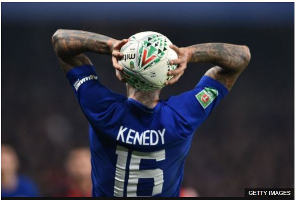 Pese a que están de moda los saques de banda al área, el jugador debe procurar que no vaya directamente a la portería, ya que en caso de entrar el gol no sería válido.