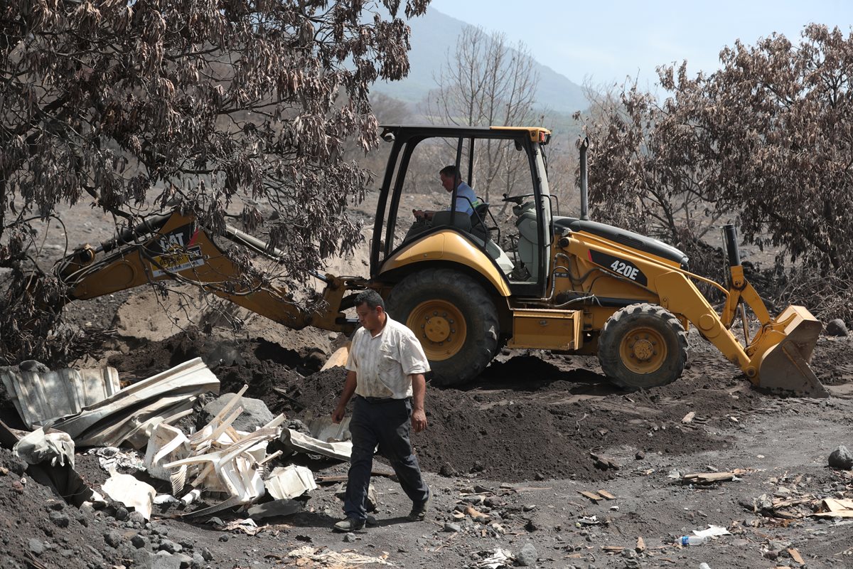 Los trabajos de rescate de cuerpos en San Miguel Los Lotes dieron como resultado el hallazgo de 68 cuerpos. (Foto Prensa Libre: Estuardo Paredes)