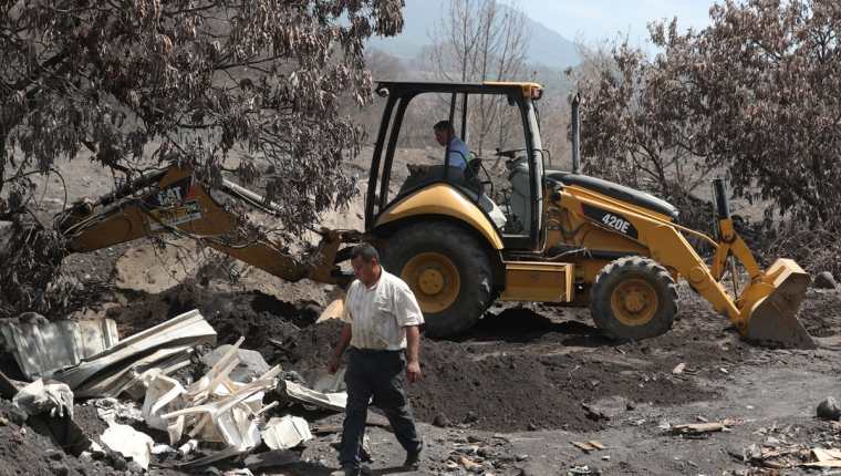 Los trabajos de rescate de cuerpos en San Miguel Los Lotes dieron como resultado el hallazgo de 68 cuerpos. (Foto Prensa Libre: Estuardo Paredes)