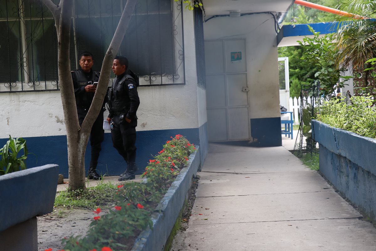 Agentes de la PNC resguardan el centro de salud donde se registró el robo. (Foto Prensa Libre: Mike Castillo)