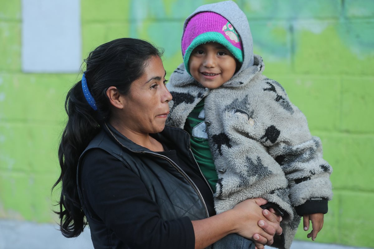 Pilar y su hijo, Josué, salen desde muy temprano del albergue en la zona 3. (Foto Prensa Libre: Érick Ávila)