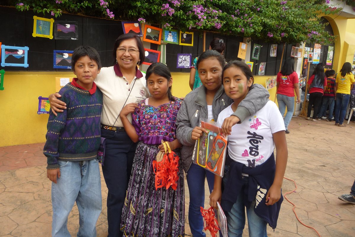 Blanca Estela Fuentes Maldonado, nacida en El Tumbador, San Marcos, disfruta de la compañía de niños beneficiados del proyecto Xajanaj Kahalepana, que trabaja en Chinautla desde el 2003. (Foto Prensa Libre: Cortesía)