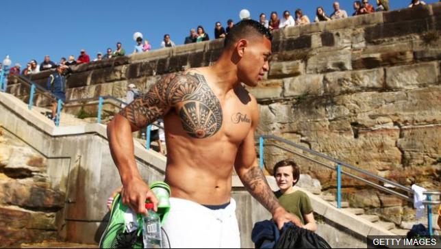 El zaguero australiano Folau es una de muchas estrellas de rugby que hace alarde de sus grandes tatuajes. (Foto Prensa Libre: BBC News Mundo)