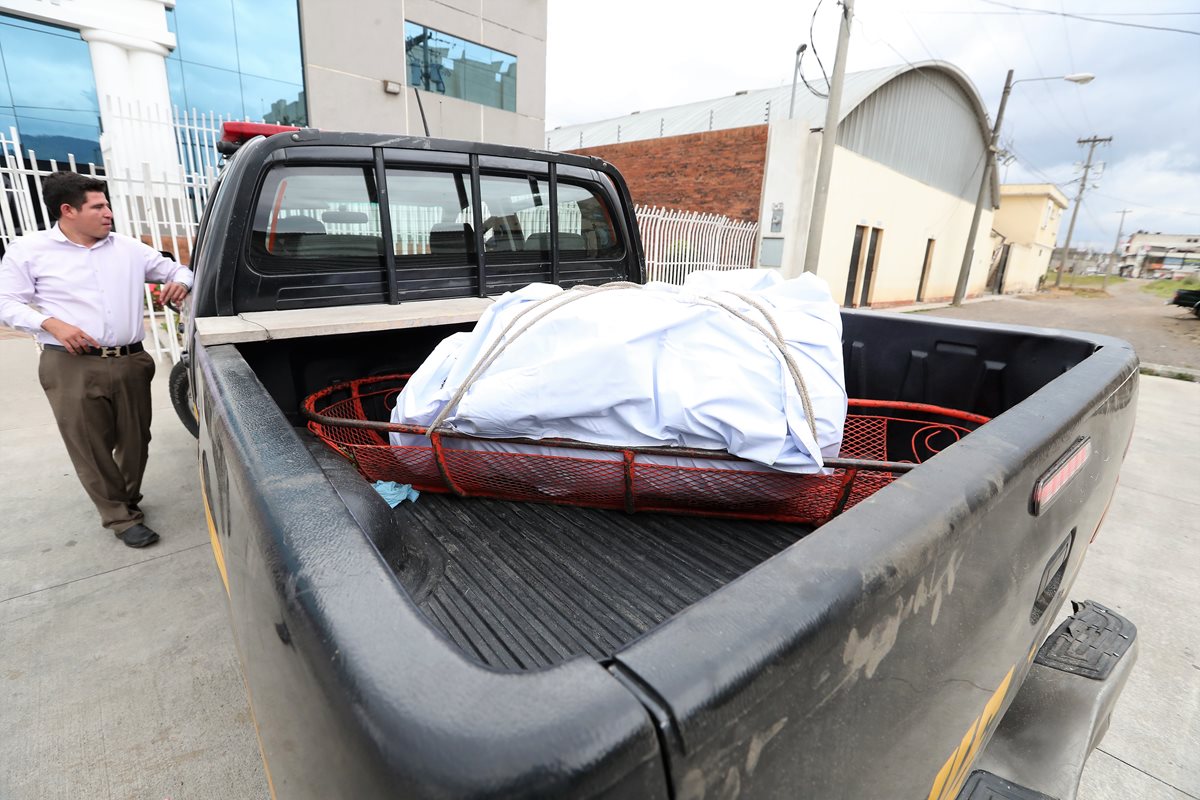 Momento en que el autopatrulla de la PNC llega a las instalaciones del Inacif en Xela con el cadáver y el recipiente de plástico. ( Foto Prensa Libre: Mynor Toc)
