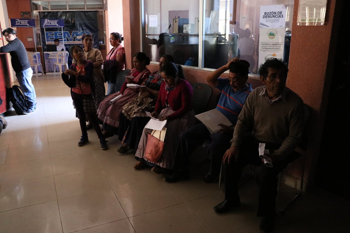 Debido a la suspensión del suministro, decenas de usuarios tuvieron que esperar más de una hora para ser atendidos en la oficina de EEMQ. (Foto Prensa Libre: María Longo)