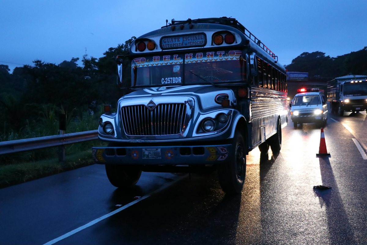 El autobús fue asaltado por dos sujetos en la autopista de Palín. (Foto Prensa Libre: Enrique Paredes)