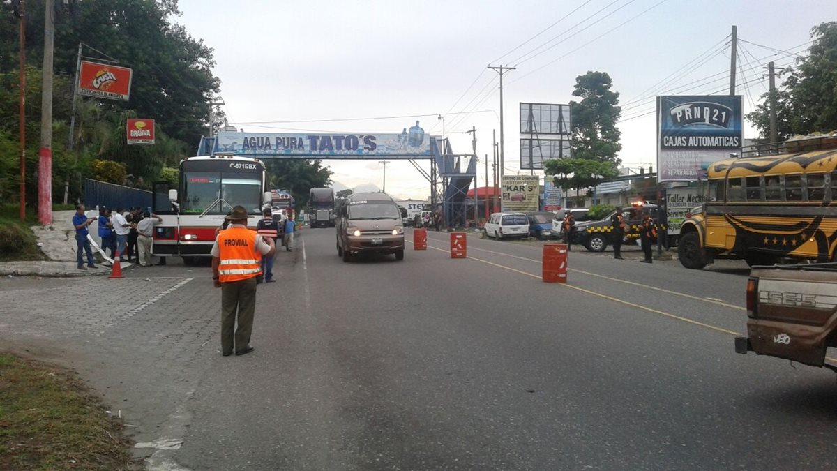 Autoridades de tránsito detienen al piloto de un autobús para ser inspeccionado, en Mazatenango. (Foto Prensa Libre: Melvin J. Popá)