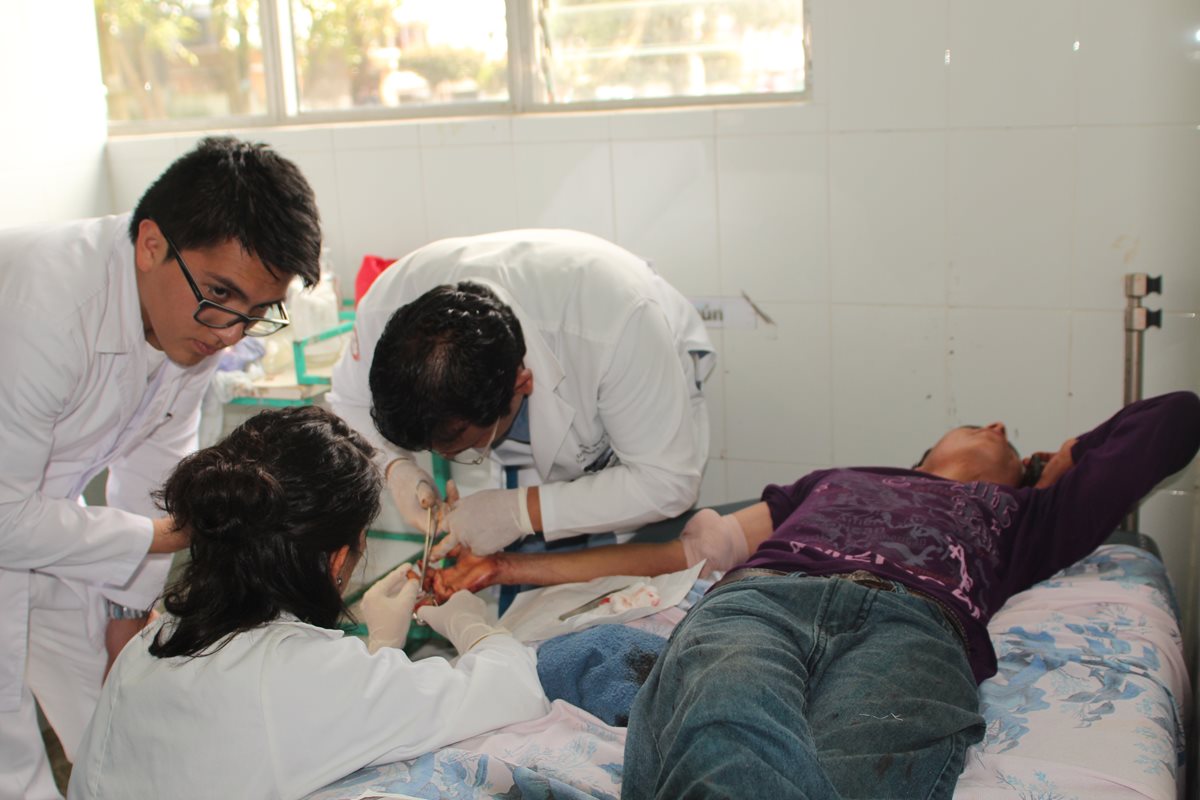 Uno de los heridos es atendido por médicos en el Hospital Regional de San Marcos. (Foto Prensa Libre: Aroldo Marroquín)