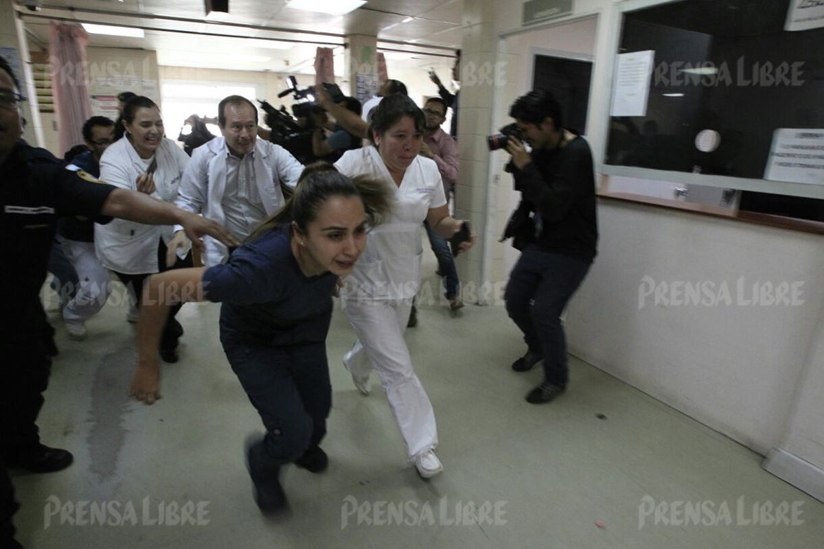 Personal del Hosptial Roosevelt es evacuado luego de la balacera que dejó seis muertos. (Foto Prensa Libre: Carlos Hernández Ovalle)