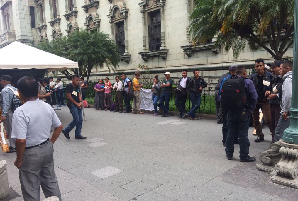 Los manifestantes se apostaron a un costado del Palacio Nacional de la Cultura, sobre la 6a avenida y 5a calle. (Foto Prensa Libre: La Red)