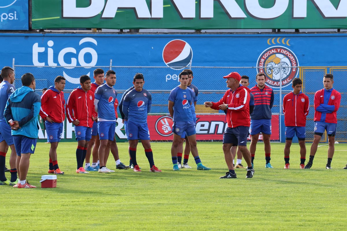 El técnico Walter Claverí durante el entrenamiento de Xelajú, ayer en el estadio Mario Camposeco. (Foto Prensa Libre: Raúl Juárez)