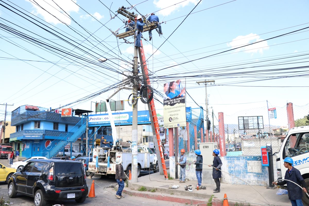 Pese a las quejas de vecinos de Xela por mal servicio, la EEMQ destinó solo Q1 millón para materiales eléctricos en cuatro meses. (Foto Prensa Libre: María Longo)