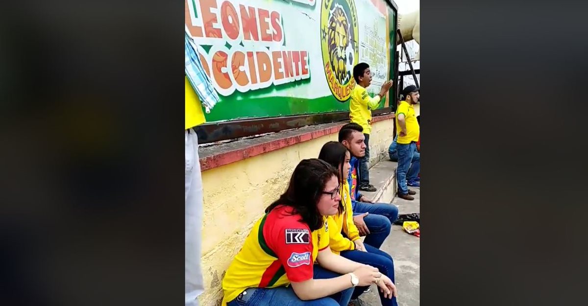 La familia Ponce y sus amigos no pudieron evitar las lágrimas al terminar el encuentro frente a Suchitepéquez. (Foto Prensa Libre: Captura de Pantalla Facebook Eduardo Ponce)