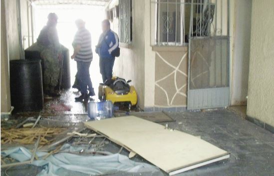 Los vecinos contaron a las autoridades que luego de la explosión salieron corriendo varias personas. (Foto Prensa Libre: La Prensa)