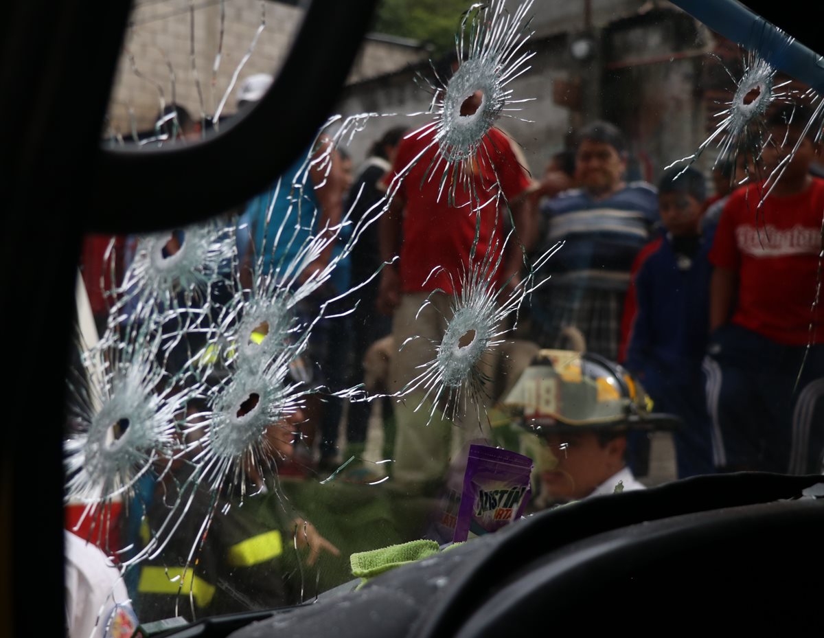 El ataque armado contra el piloto Nimbro Carmona López, de 44 años, se registró en en el km 75.8 de la ruta Nacional 14, caserío Bosareyes, Ciudad Vieja, Sacatepéquez. (Foto Prensa Libre: Renato Melgar)