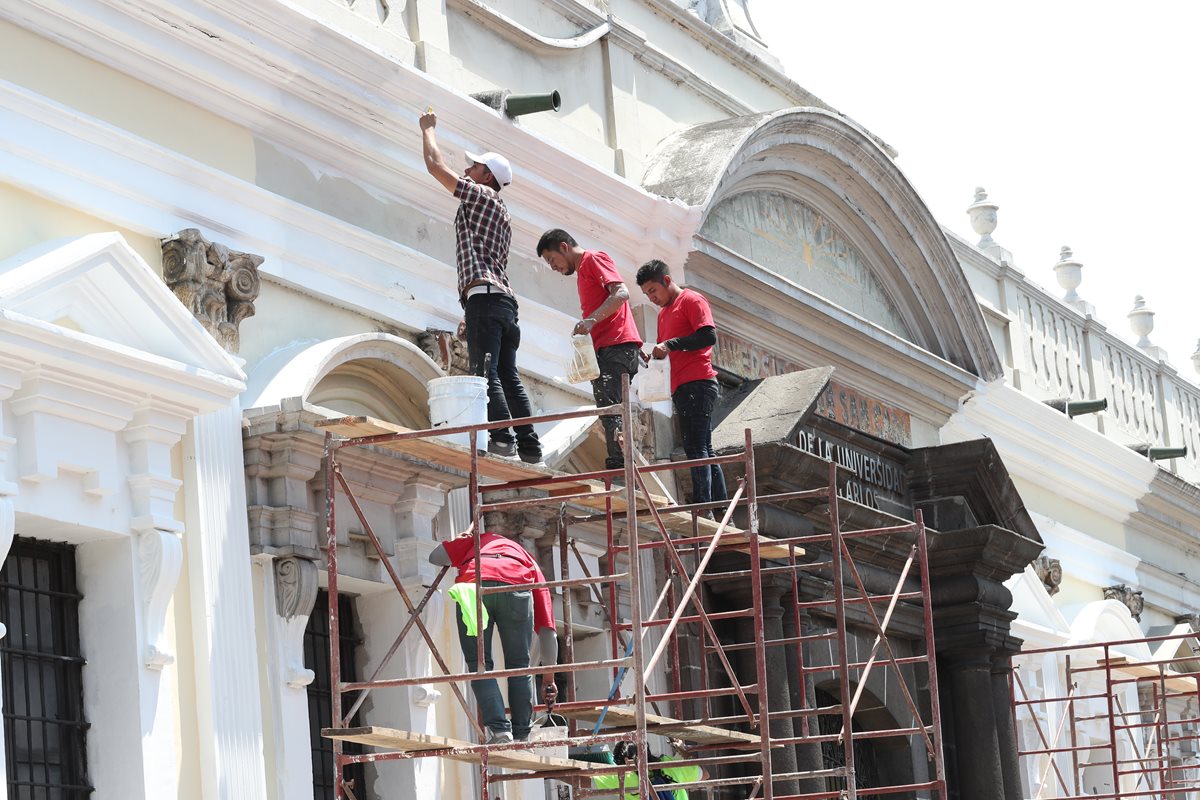 Remozamiento de la fachada del edificio donde funciona el museo de la Universidad de San Carlos de Guatemala. (Foto Prensa Libre: Óscar Felipe Quisque)