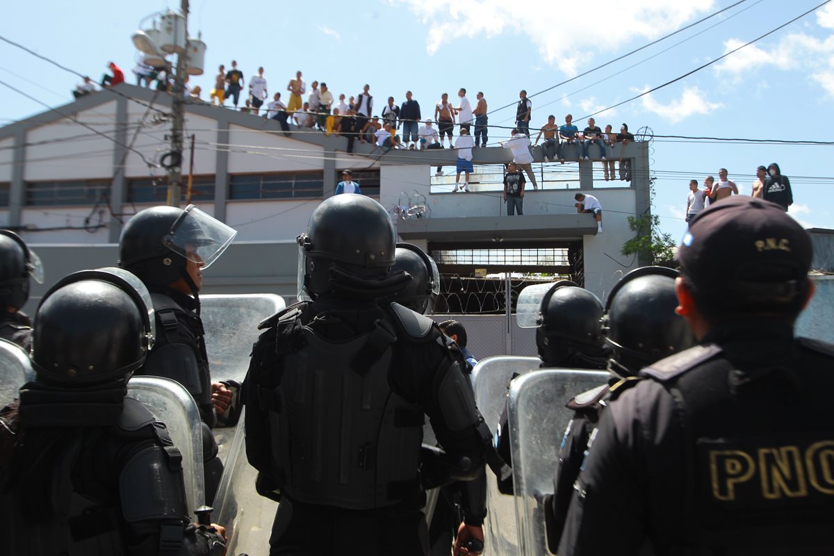Internos treparon los muros del correccional para escapar. (Foto Prensa Libre: Álvaro Interiano)