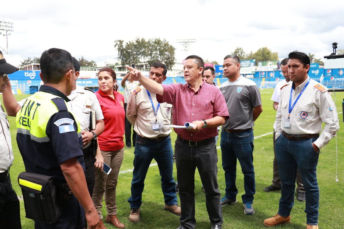 Personal de la Fedefut y las instituciones de socorro de Quetzaltenango verifican detalles para el juego de mañana. (Foto Prensa Libre: Raúl Juárez)