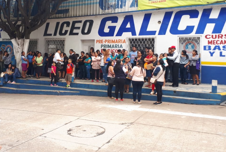 Un grupo de padres de familia inconformes brinda información frente el Liceo Manuel Galich. (Foto Prensa Libre: Cortesía).