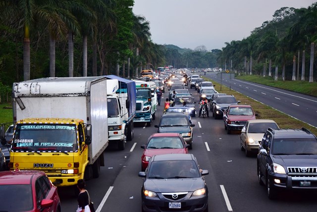 Una fila de unos dos kilómetros de vehículos se formó en las garitas del peaje de la autopista Palin-Escuintla en su intento de regresar a la capital. (Foto Prensa Libre: Carlos Paredes)