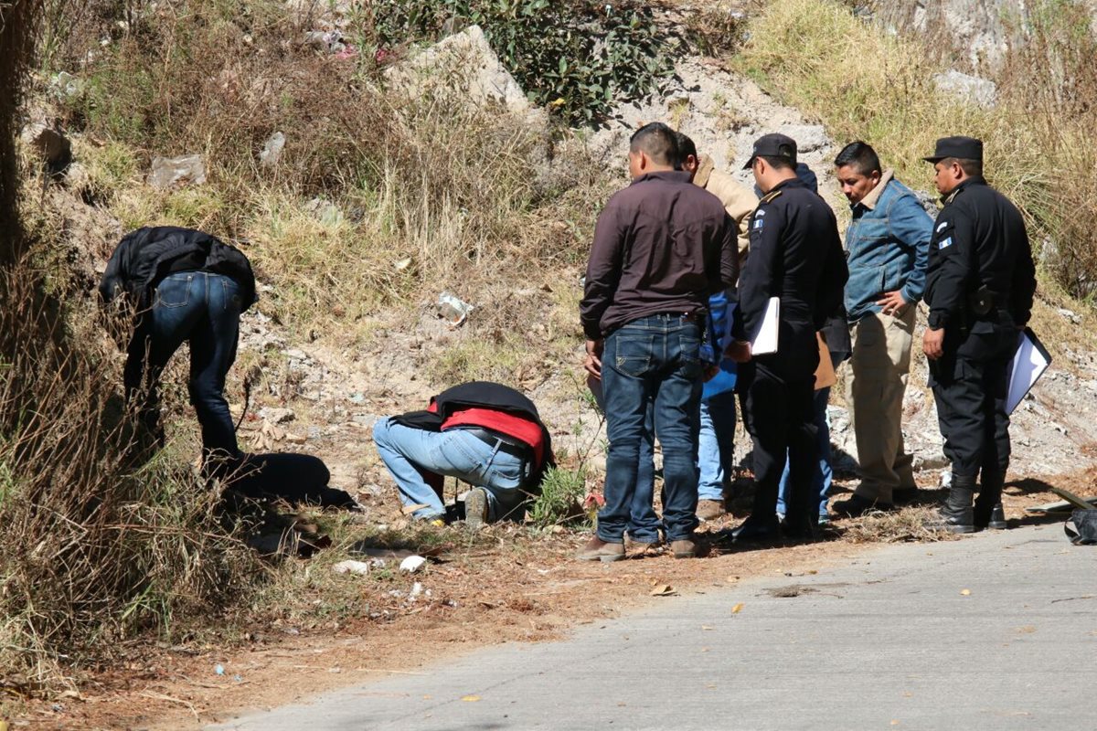 Peritos del MP recaban evidencias en Olintepeque, donde fue hallado el cadáver de un hombre que fue secuestrado. (Foto Prensa Libre: Carlos Ventura)