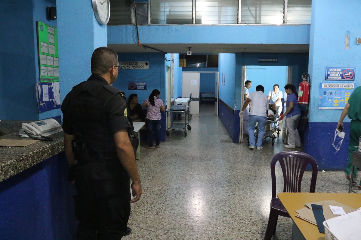 <span class="figcaption" id="filecaption_350029">Personal del hospital atiende a los heridos. (Foto Prensa Libre: Edwin Paxtor)</span>