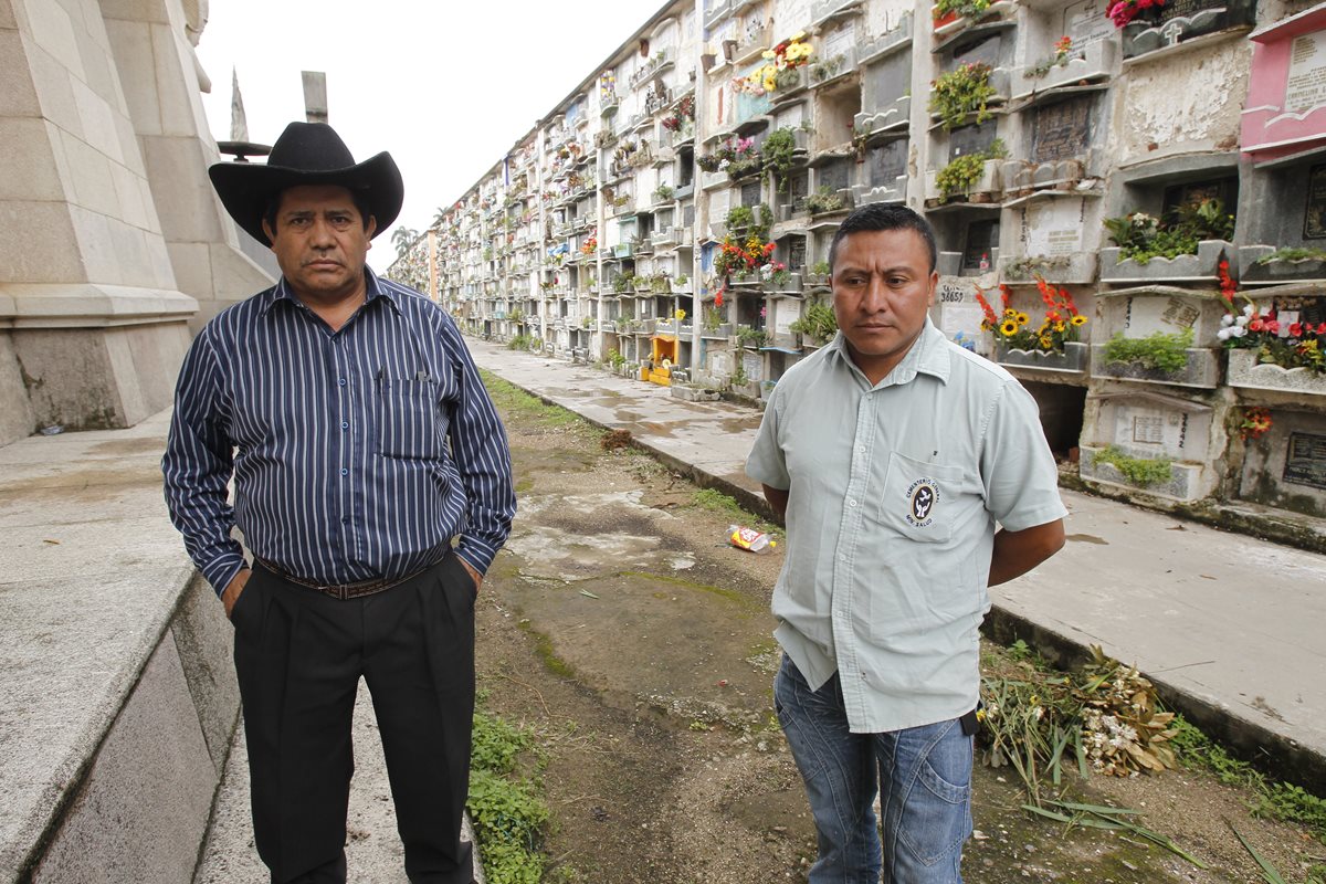 Aroldo Meléndrez Marroquín y Arnoldo Pérez se dedican a hacer inhumaciones y exhumaciones en el Cementerio General de la capital. (Foto Prensa Libre: Paulo Raquec)
